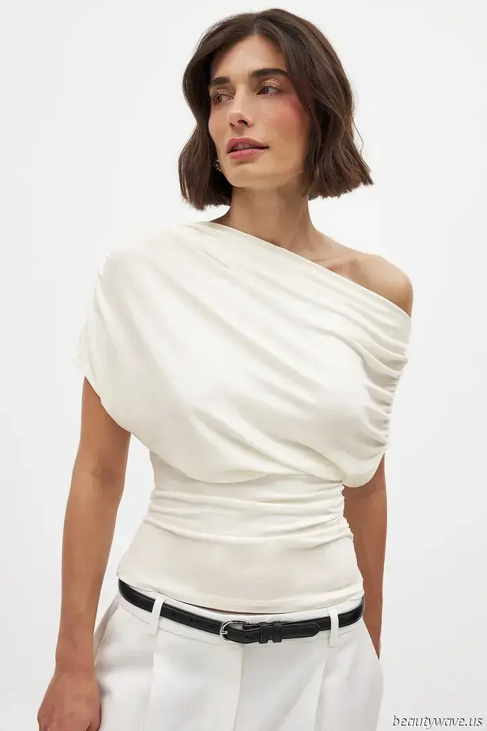Is it only me, or have fashion enthusiasts everywhere started opting for this cooler year-round silhouette instead of sandals?
