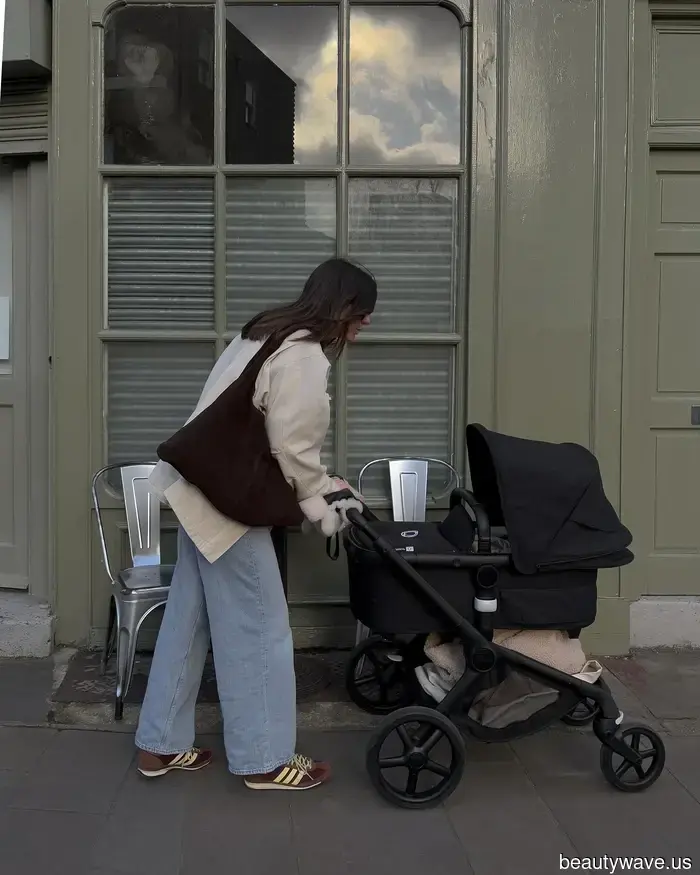 È vero: tutti quelli con buon gusto stanno indossando outfit con questo colore di sneaker di tendenza in questo momento.