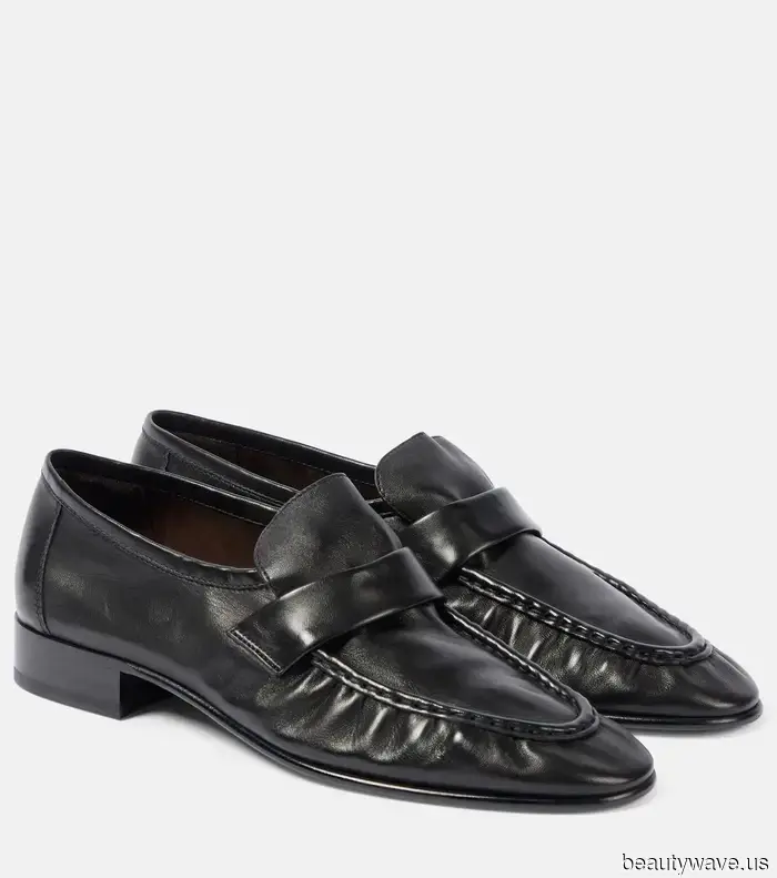 Lo siento, Sneakers&mdash;Los jeans de tiro bajo lucen más en 2026 con esta elegante tendencia de zapatos planos.