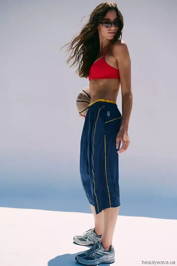 Capri Sweats Are Subtly Gaining Popularity in LA—These Shoes Will Enhance Their Style in 2026