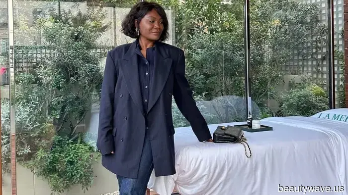 French women believe that dark jeans pair best with this neutral shade that isn't black.