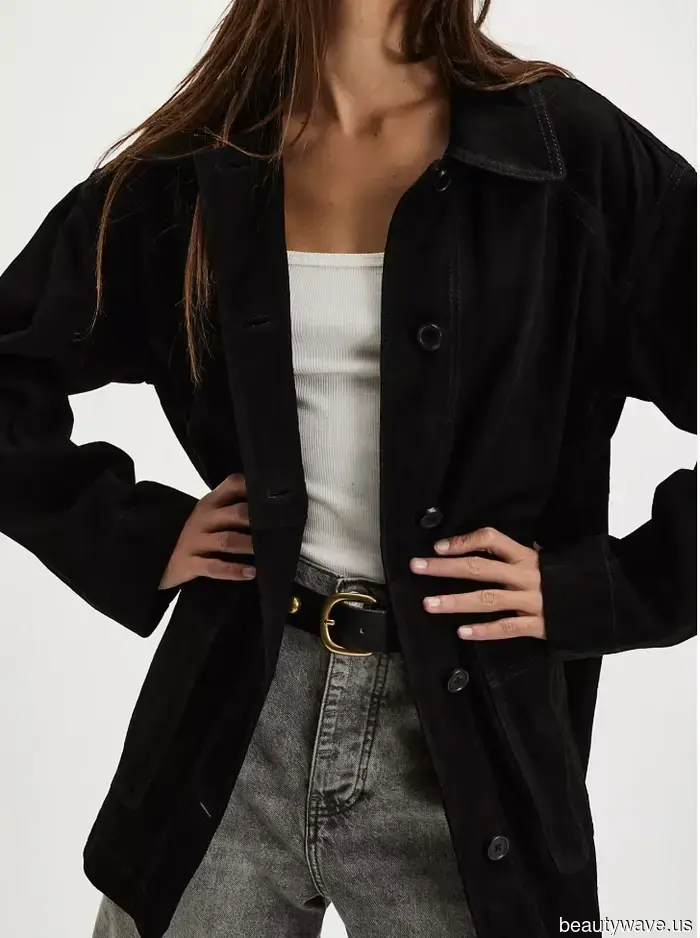 Apologies, but celebrities from the '90s excelled at autumn fashion—here are 7 outfits featuring jeans that demonstrate it.