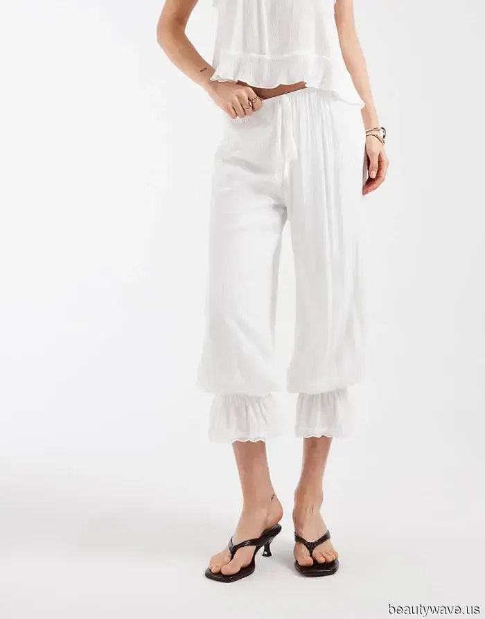 Apologies, Capris—Trendsetting under-30s are sporting this summer's pant style with ballet flats and boots.
