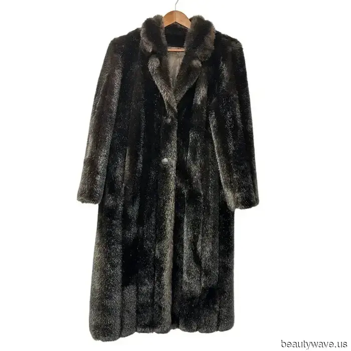 The Chic Trend French Women Are Donning With Their Jeans Until Spring