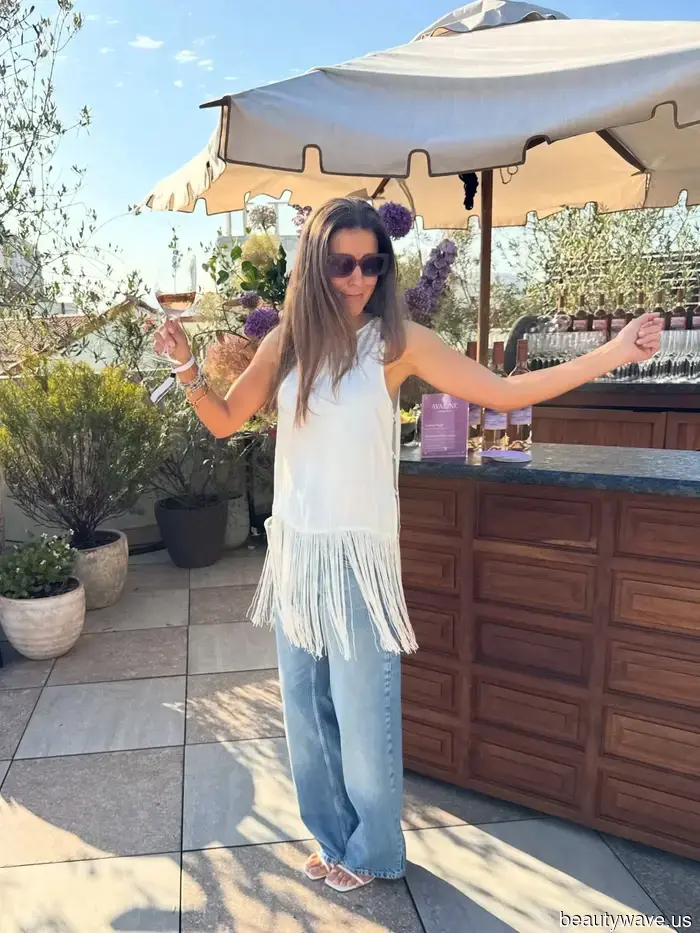 7 Tops de Verano Chic que las Mujeres Europeas Están Usando con Jeans