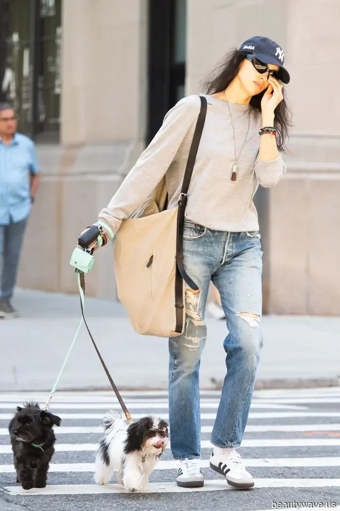 Keine Skinny Jeans hier&mdash;Modelle außerhalb der Arbeit in NY wissen, dass Sneakers mit diesem Denim-Trend cooler aussehen.