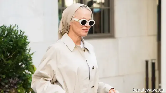 Keine Leggings, keine Sneakers: Erstklassige Flieger schwören auf Pamela Andersons Anti-Trend Flughafen-Outfit