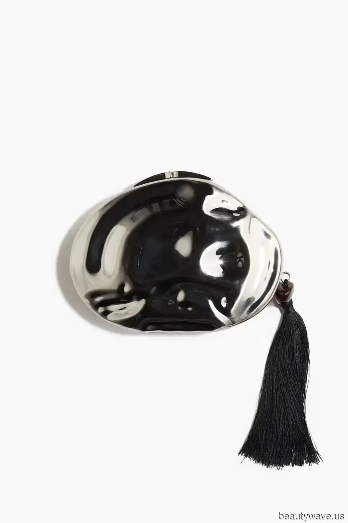 Die coolsten französischen Mädchen tragen diese 6 Sommer-Handtaschen-Trends durch die Hitzewelle in Paris.