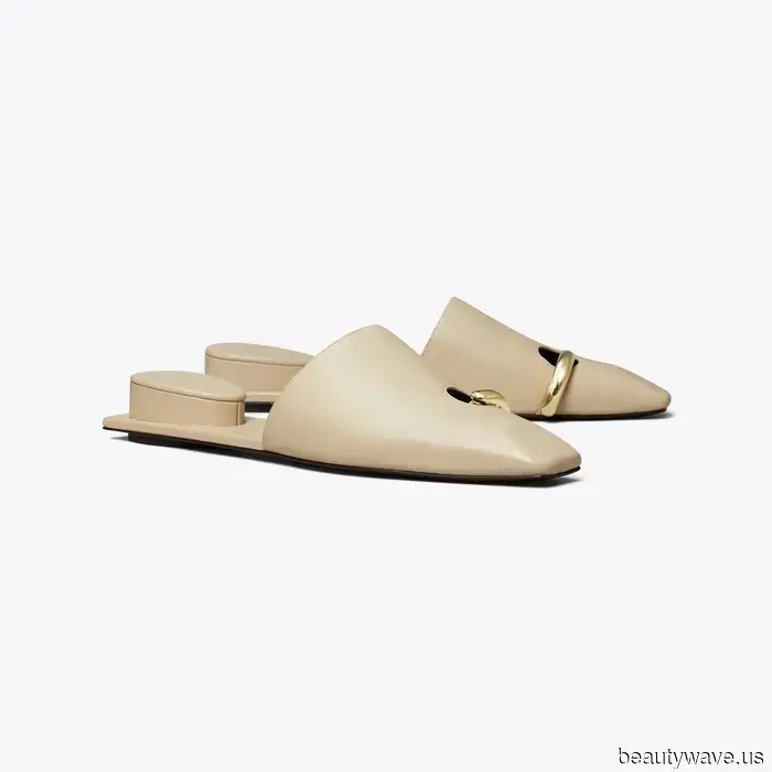 Tory Burch hat gerade eine Taschenversion ihrer viralen durchstochenen Mules veröffentlicht, und wir sind besessen davon.