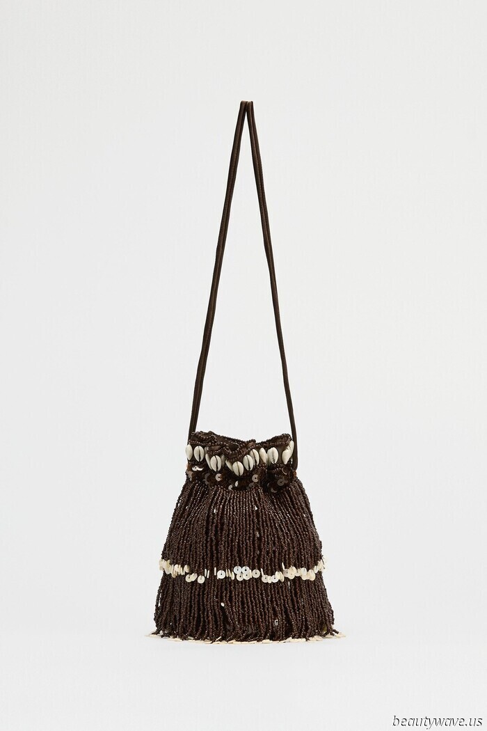 More Stylish Than a Shoulder Bag, More Laid-Back Than a Clutch—The Bag Trend That Only Fashionable Individuals Are Aware Of