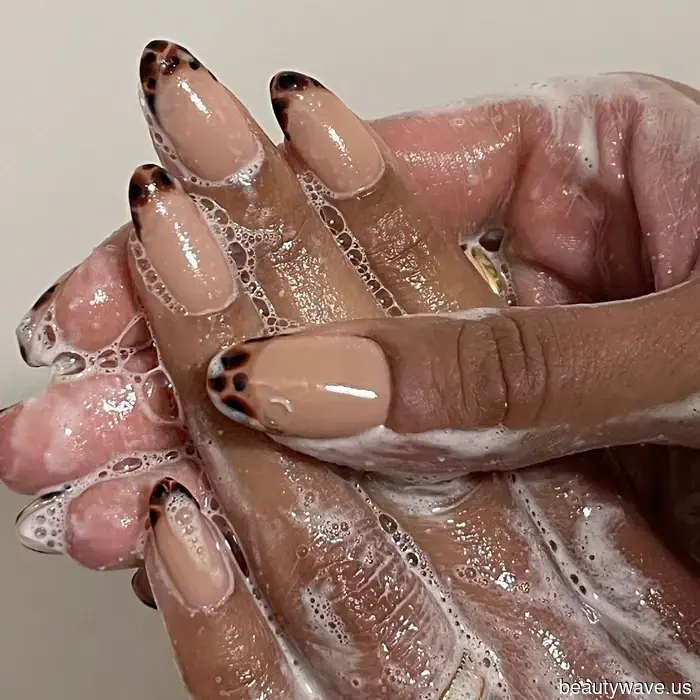 Las uñas con punta francesa lucen tan caras&mdash;6 formas elegantes de llevarlas este otoño