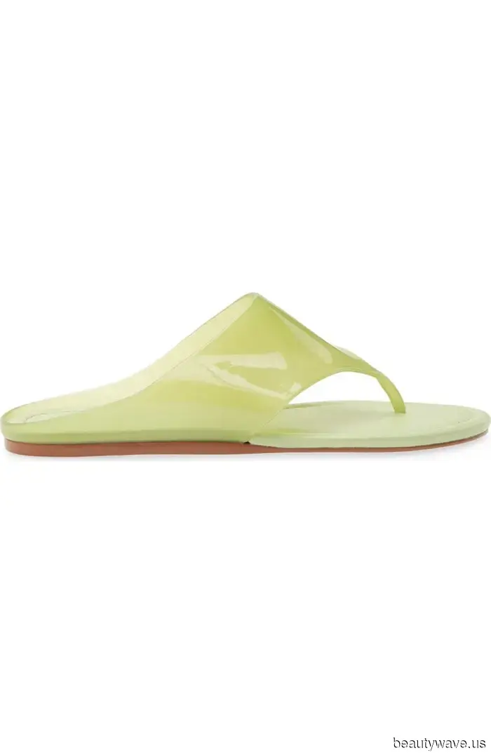 Estoy usando zapatillas, sandalias y zapatos planos hasta nuevo aviso—me gustan estos 28 de Nordstrom.