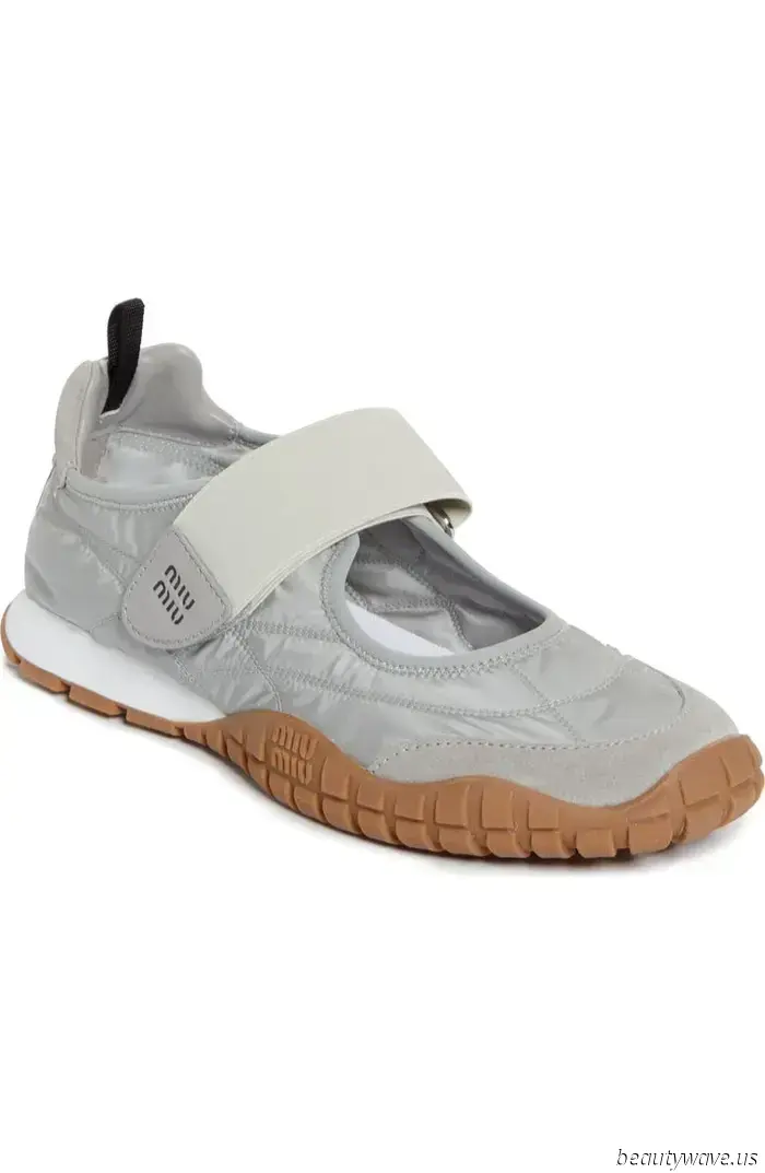 Even those who dislike sneakers will go crazy for the lovely trend that Jennifer Lawrence just showcased.