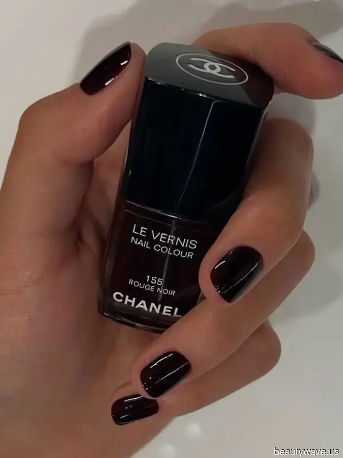 Elegante, senza tempo e ovunque guardi: I soli 9 colori di smalto scuro di cui hai bisogno per una manicure ultra-lussuosa