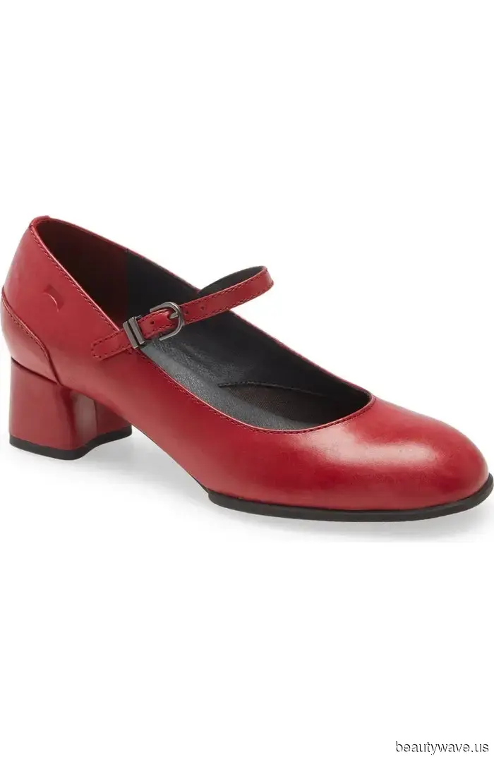 Los tacones negros están bien, pero la gente de moda sabe que este color de zapato se ve mucho más elegante con cada básico del armario.