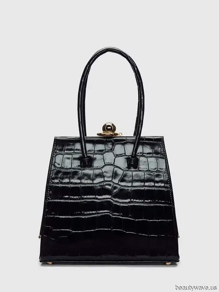 The It Girls of Downtown New York have made their voices heard: they are continually sporting Carolyn Bessette Kennedy's favorite bag trend.