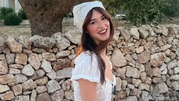 La fórmula del atuendo de verano codificada por chicas francesas en la que coinciden las personas de moda en sus 20 y 50 años.