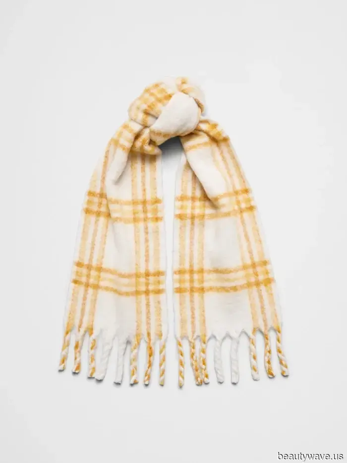 I noticed individuals sporting this scarf trend on the Upper East Side, so I decided to join in.