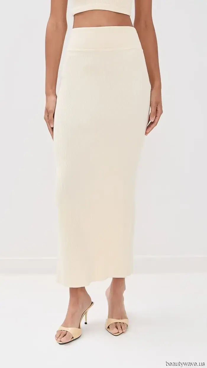 Der größte Rocktrend 2025 sieht am coolsten aus, wenn er mit diesen Hemd- und Absatzschuhtrends kombiniert wird.