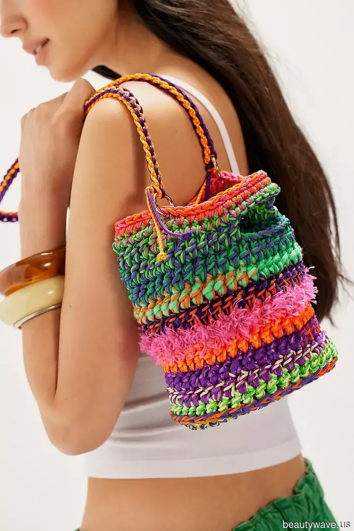 No son totes básicos&mdash;Esta es la tendencia de bolsas de verano más cool que la gente de moda está llevando.