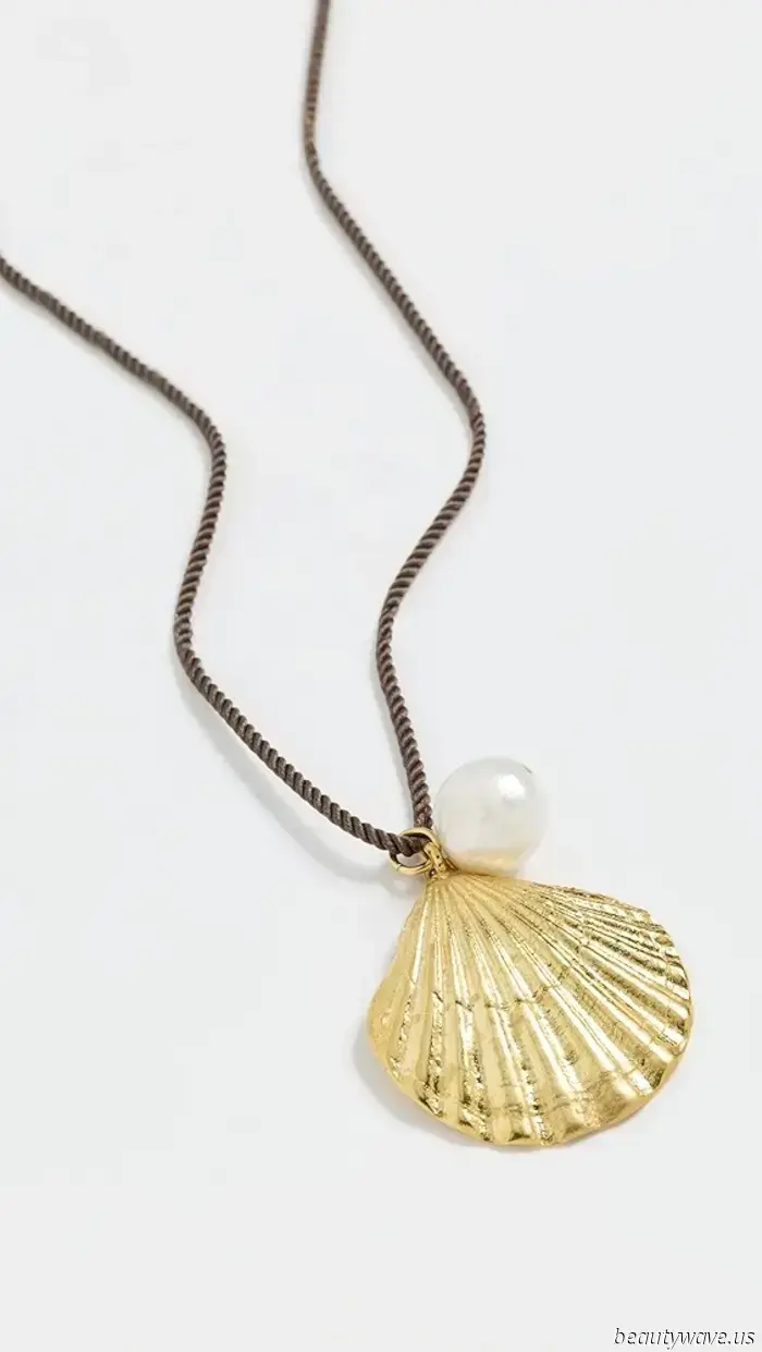 I just returned from Paris and noticed these four summer trends among the most fashionable women.