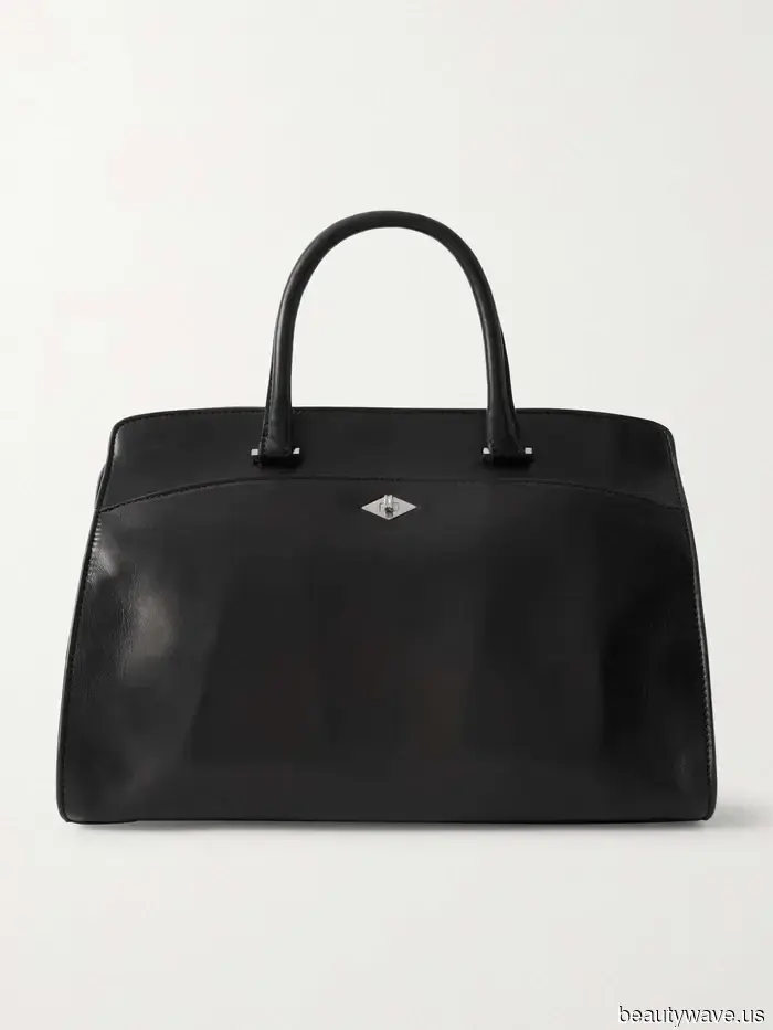 You possess classic taste if you are sporting this elegant handbag design.