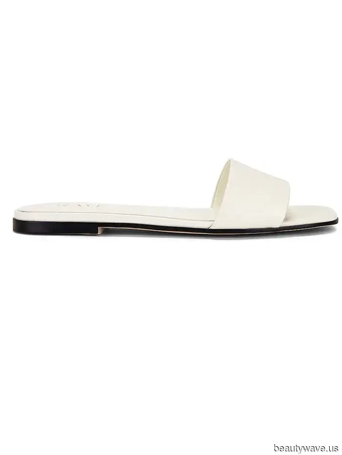 Statt Flip-Flops tragen Malibus stilvollste Menschen diesen Sandalentrend mit geraden Jeans.