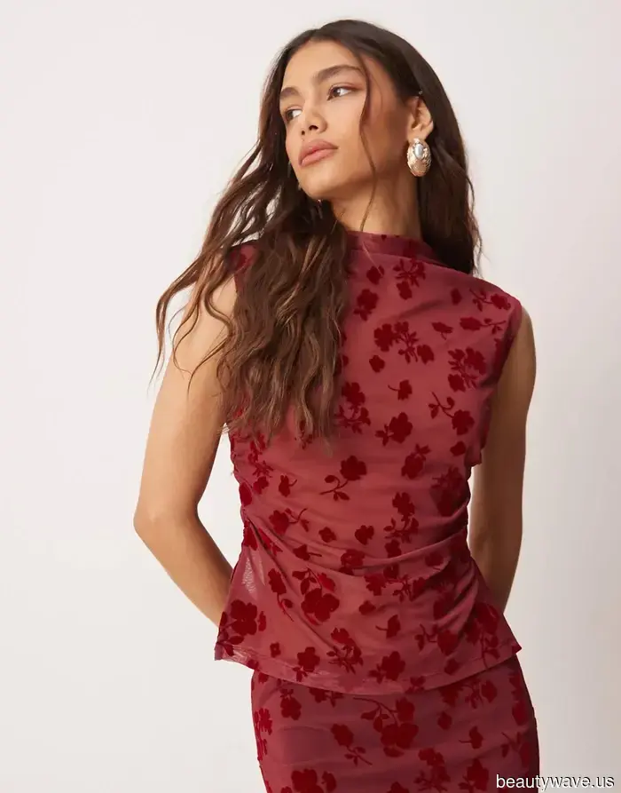 Step Aside, Black — This Is the Skirt Color You Should Wear to Get Compliments When You’re Out and About.