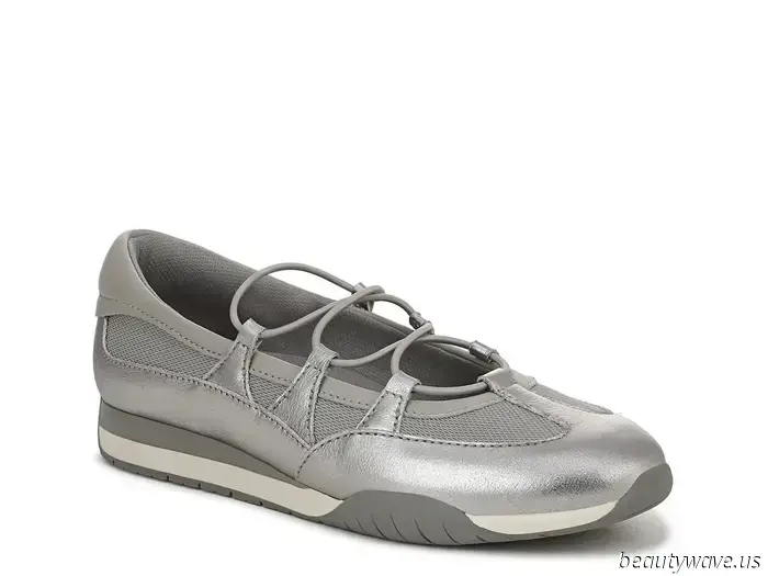 Ich dachte, dieser ausgefallene Schuhtrend sei tot, doch Prominente wie Lola Tung und Bella Hadid tragen ihn immer noch.