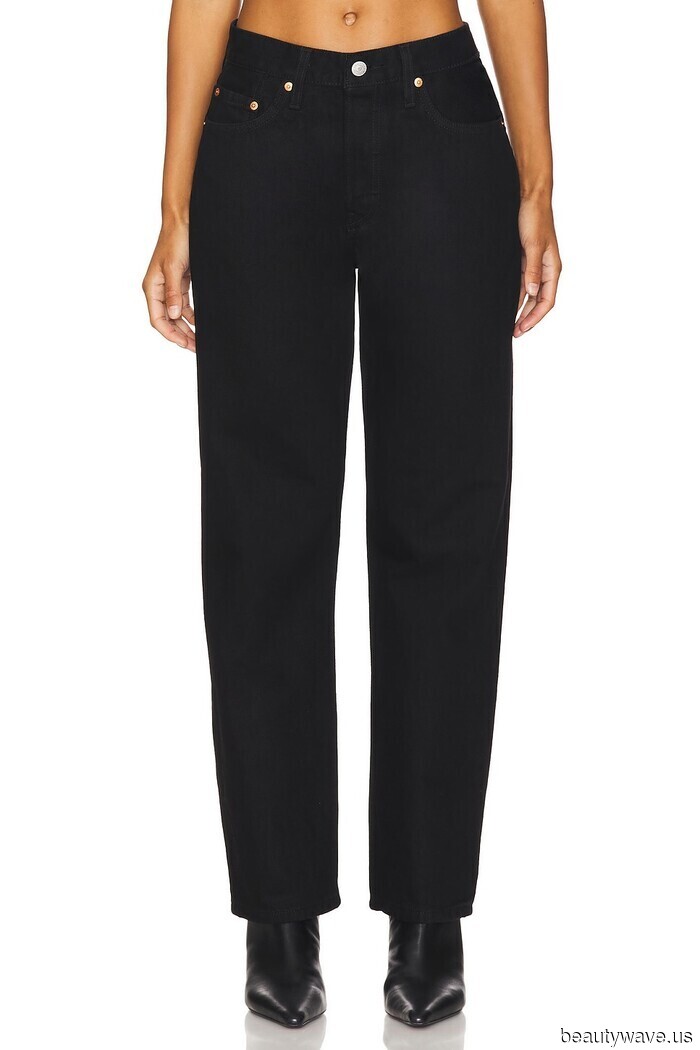 I work in the fashion industry in New York City, and this is my capsule wardrobe (stylish looks are created with it).