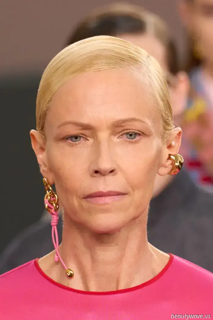 Fendi präsentierte eine psychedelische Kollektion, die sich wie eine Zukunft und wie ein ewiger Sommer anfühlte.