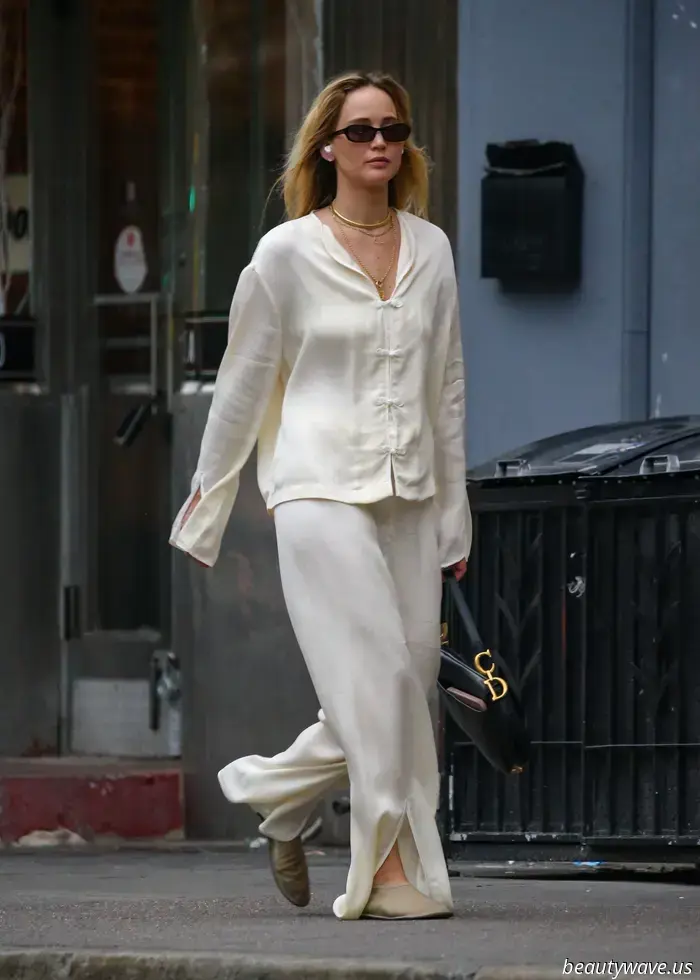 Vergiss es, versucht es gar nicht erst—J. Law trägt nur das bequeme Set und Ballerinas, die ich auch gerade tragen möchte.