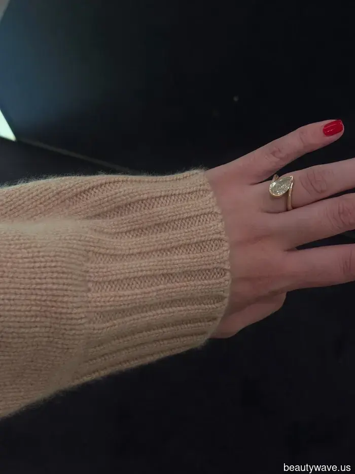 Ho appena risparmiato 1200 dollari acquistando questo maglione COS virale invece del suo riferimento di design.