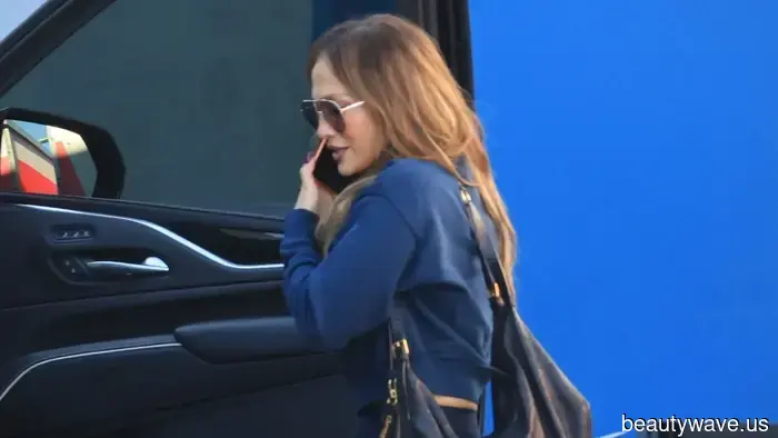 Se i parigini girassero in leggings come fanno le ragazze alla moda di NYC e L.A., sceglierebbero questo colore dall'aspetto costoso...