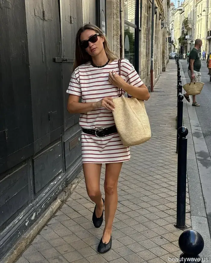 Chic French women are aware that these 7 essential wardrobe pieces are crucial for achieving an expensive look during the summer.
