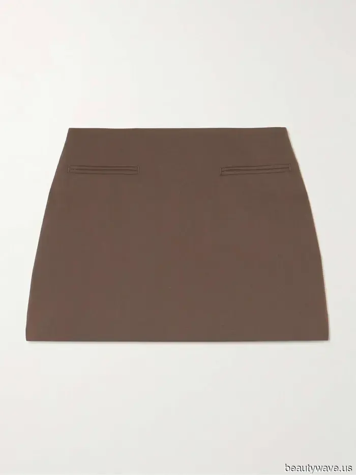 Not Combat Boots, Capris, or Jelly Shoes—These Are the Surprising 90s Trends We Anticipate Will Be Everywhere in 2026.