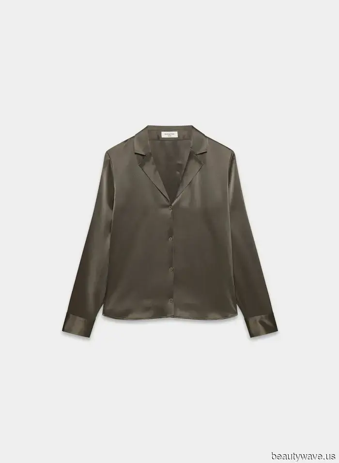 Für einen schickes Nachtleben im Jahr 2025 bedeutet es, diesen '90er-Shirt-Trend und den Absatzschuh-Trend mit einem Minikleid zu tragen.