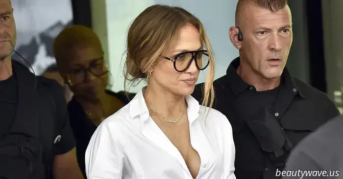 All'aeroporto in Italia, J.Lo ha abbandonato i pantaloni a sigaretta e le scarpe con il tacco per queste eleganti tendenze di gonna e sandali