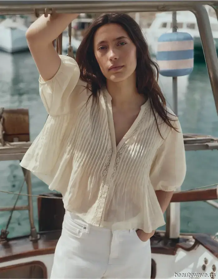 Prendi i tuoi jeans e la borsa a cestino&mdash;Questa tendenza della blusa virale segna l'inizio ufficiale della primavera boho