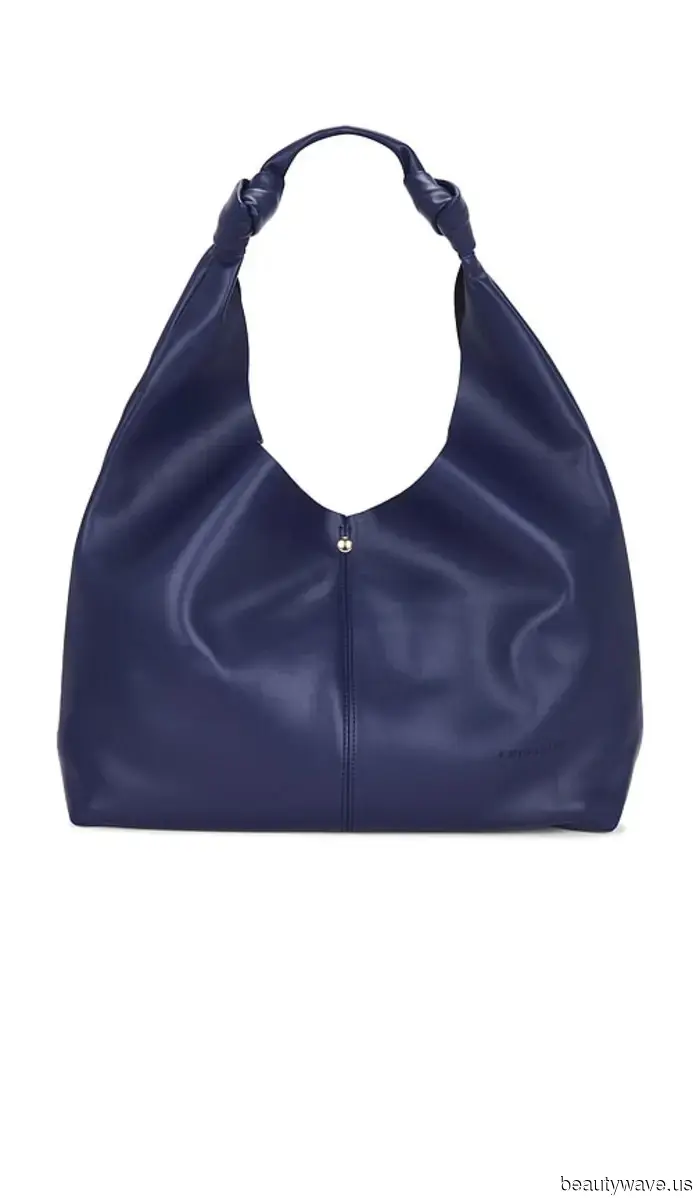 Breaking: Julia Roberts Paired a Mismatched Bag Color with Black Flats, and the World Endured.