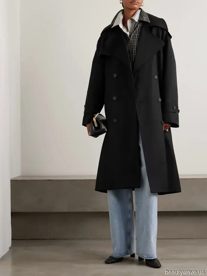 Anche nel 2026, le donne eleganti continuano a fare affidamento su questo classico abbinamento di jeans e scarpe basse.