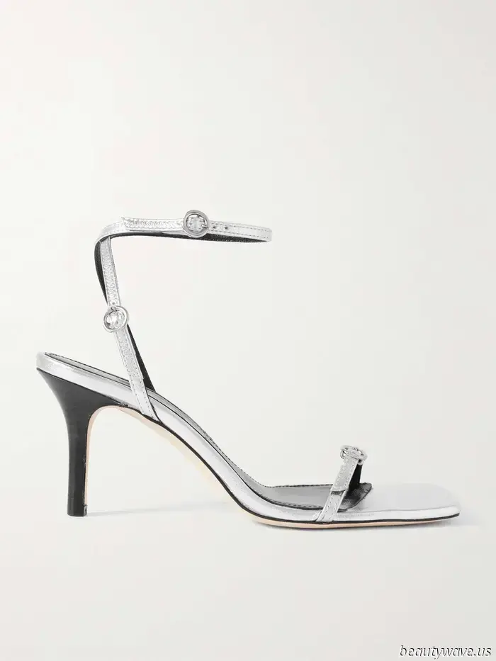 The Trend of Chic-Looking Sandals That Fashionable Girls Are Pairing With Baggy Jeans and White T-Shirts