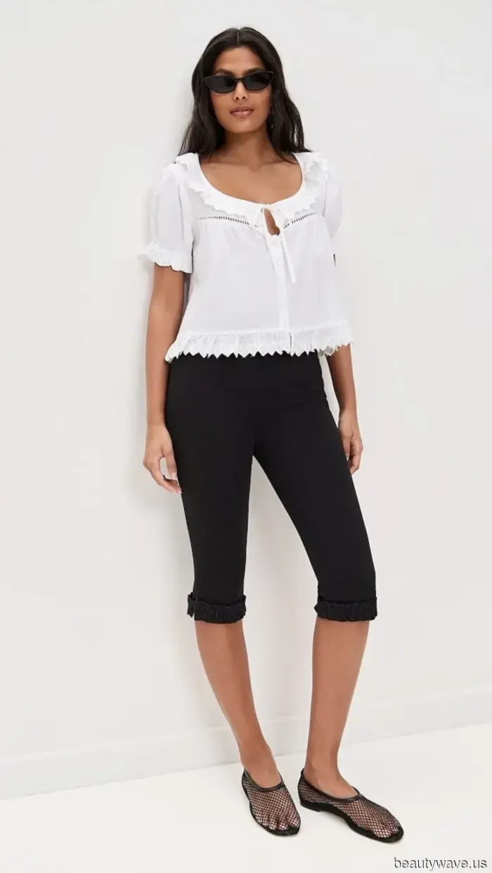 Il modo francese di abbinare i pantaloni capri neri questo autunno