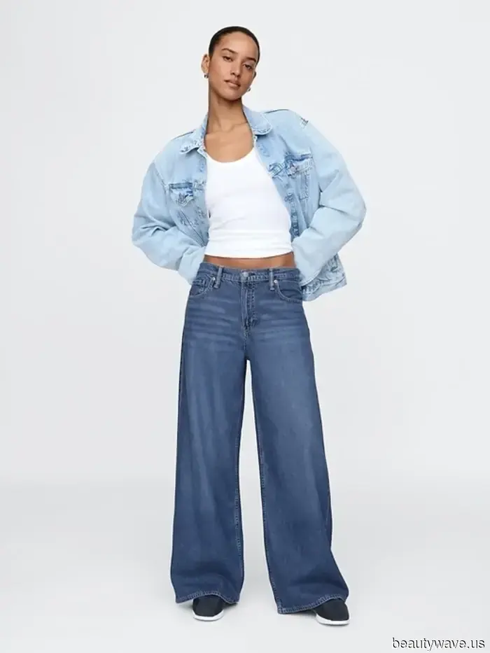 FYI: Se indossi questa tendenza di sneaker datata nell'autunno 2025, assicurati di abbinarla a jeans larghi.