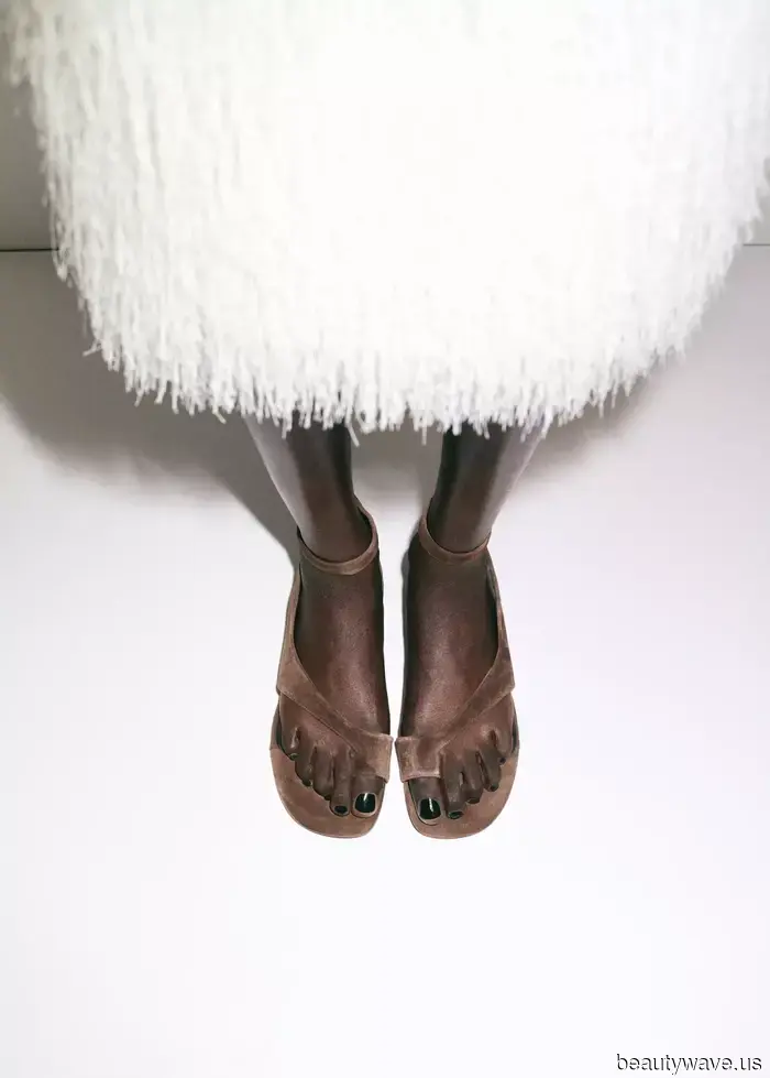 I’ve conducted the research—here are the most stylish sandals to pair with barrel-leg jeans.