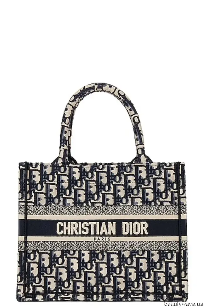 Lucir elegante en el aeropuerto en 2025 significa llevar esta tendencia de camisa y esta tendencia de zapatos con jeans.