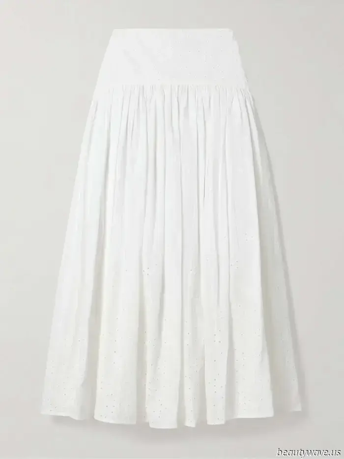 Las personas de la moda están dejando de usar sandalias en masa y en su lugar llevan elegantes zapatos planos que combinan con faldas blancas