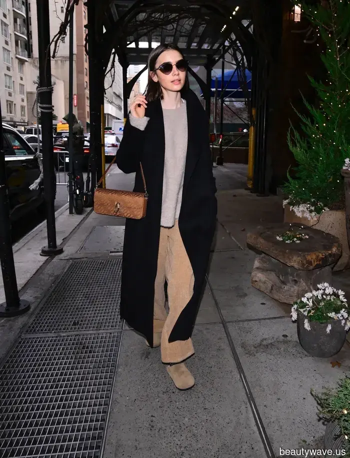 Lily Collins ha appena indossato la tendenza delle scarpe flat di lusso che rende i pantaloni da lounge eleganti invece di pigri.