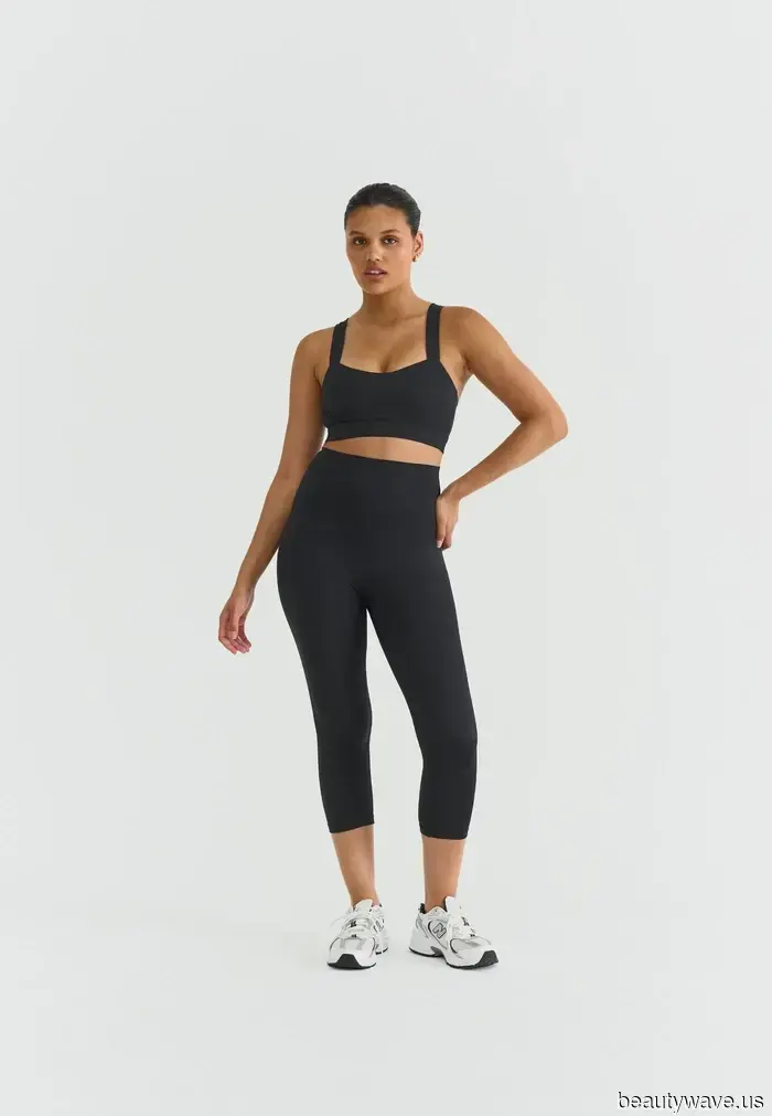 This combination of leggings and shoes appears equally sophisticated on those over 60 as it does on young women in their 20s.