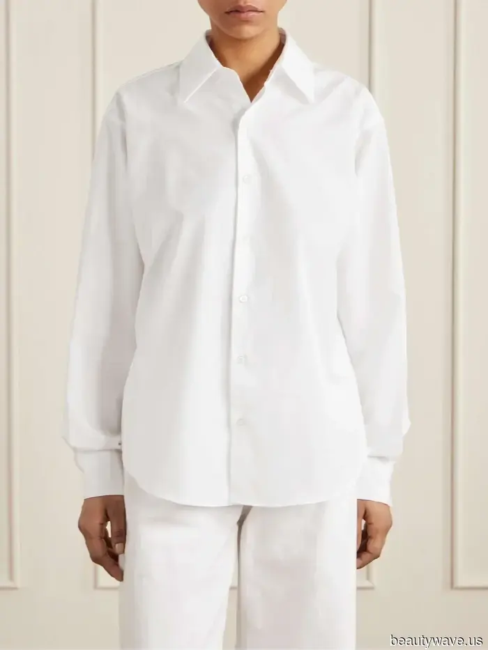 FYI: Questo modo "datato" di indossare una camicia button-down e jeans sembra essere di nuovo alla moda.